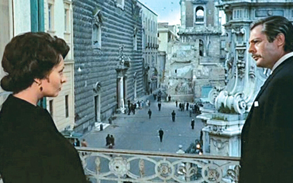 Sofia Loren che guarda Napoli