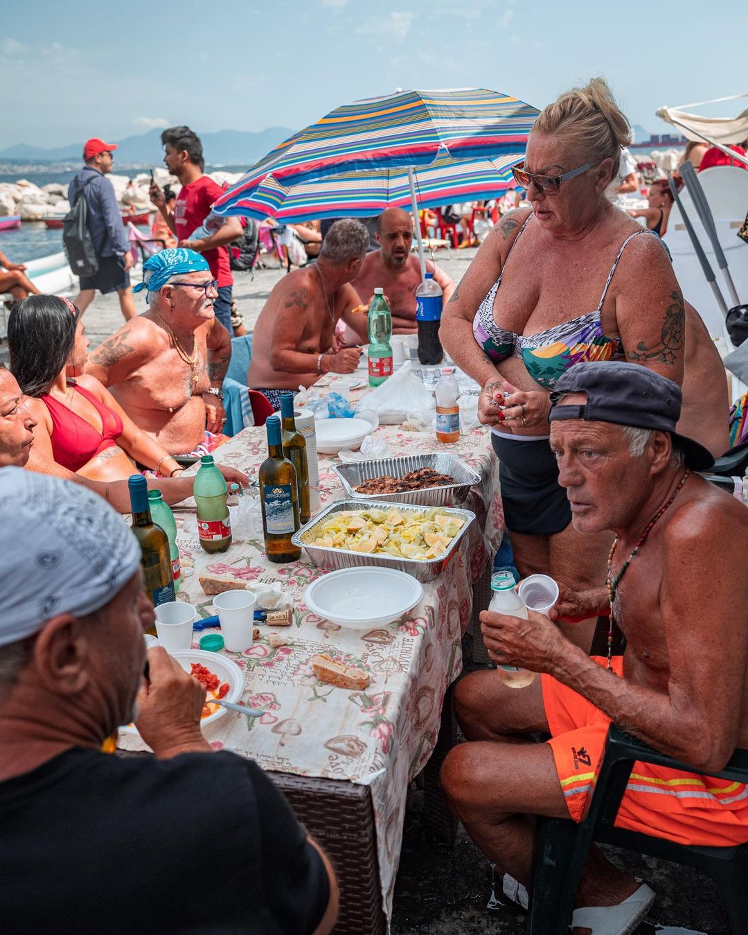 Anziani che pranzano in riva al mare